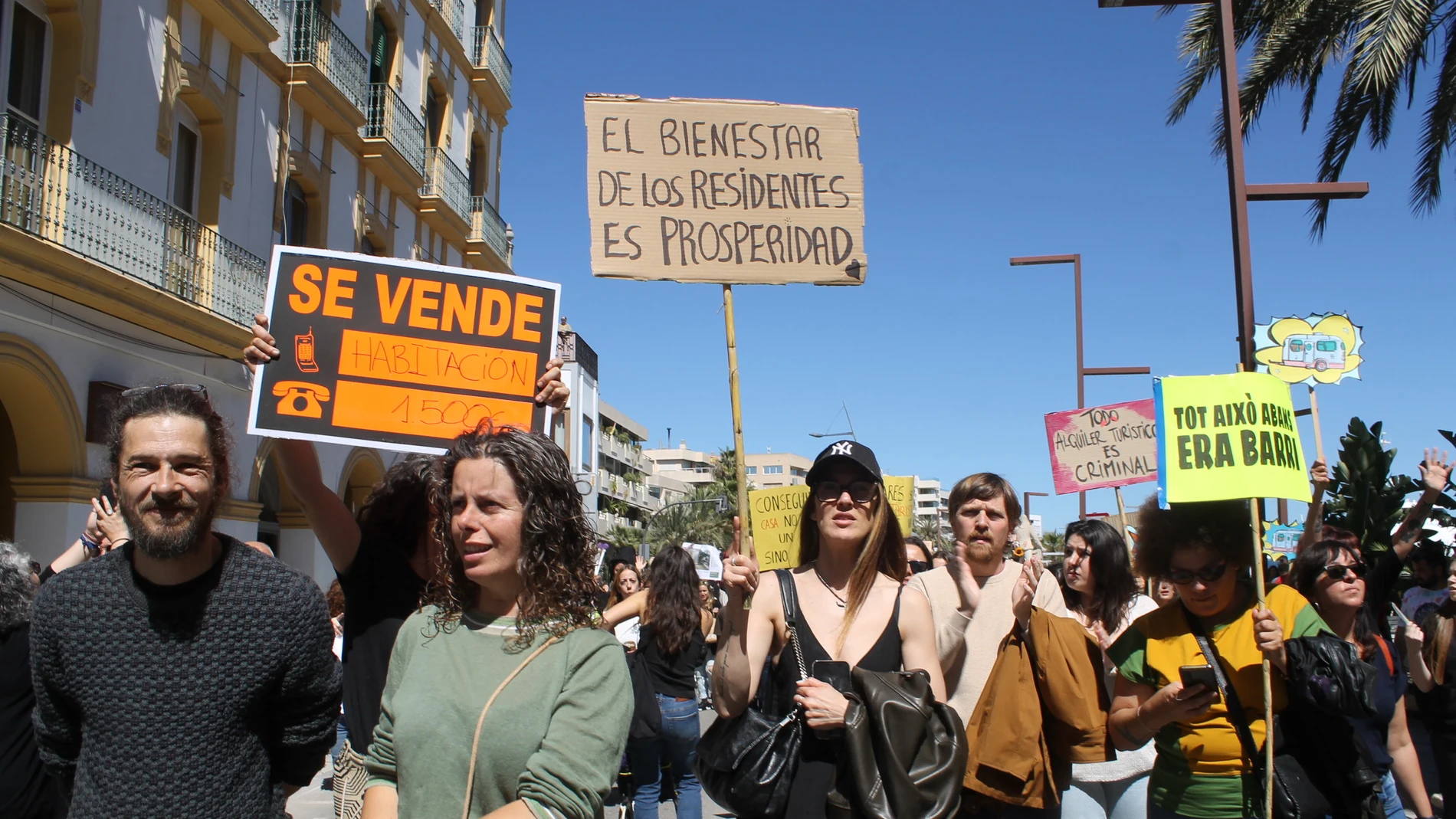 La ciudadanía de Balears toma las calles para protestar por los precios de la vivienda: "Se alquila nuestra vida"