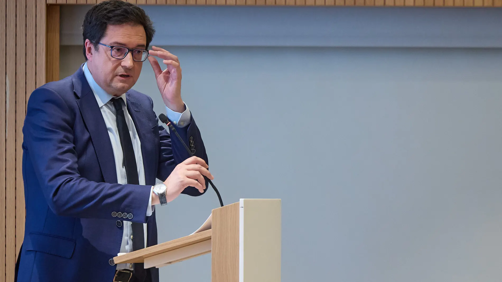 El ministro para la Transformación Digital y la Función Pública, Óscar López, interviene durante la clausura de la XVII Asamblea General de la APRI, en la sede de Naturgy, a 7 de abril de 2025, en Madrid (España). La Asociación Profesional de las Relaciones Internacionales (APRI) es una organización nacional sin ánimo de lucro que agrupa a profesionales de la relaciones internacionales para representar sus intereses ante las administraciones públicas. 07 ABRIL 2025 Jesús Hellín / Europa P...