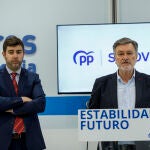 El secretario regional del PP; Francisco Vázquez, atiende a la prensa junto al procurador, Javier Carpio