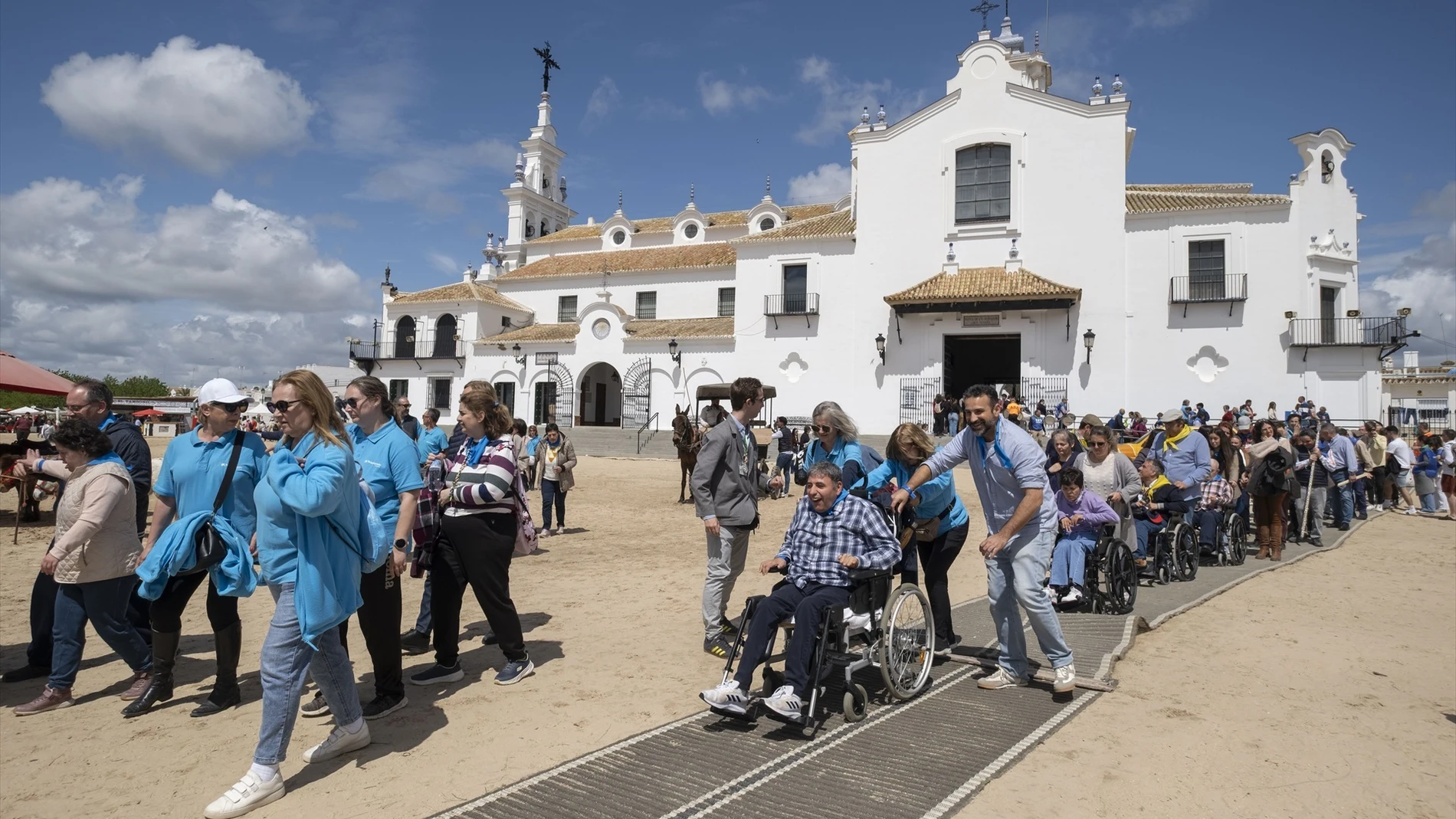 Un centenar de voluntarios de CaixaBank acompañan a 300 personas con discapacidad al 'Camino del Rocío Sin Barreras'