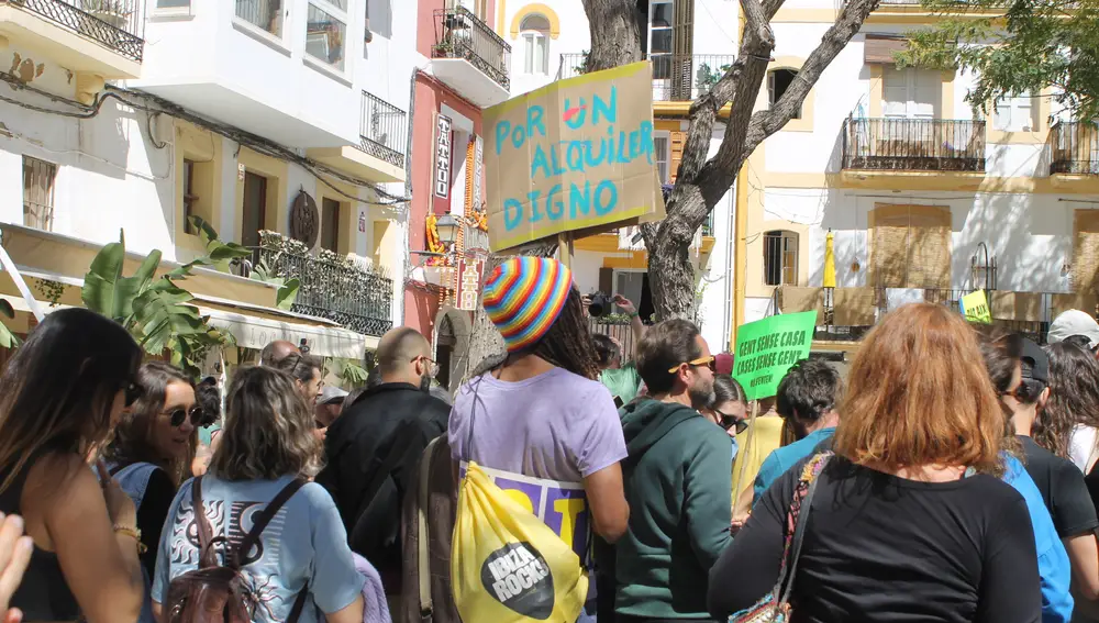 "Por un alquiler digno", una de las pancartas de la protesta en Ibiza