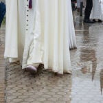 Nazarenos de la Hermandad del Cautivo de San Pablo salen de la Iglesia tras suspenderse por la lluvia su estación de penitencia en 2024