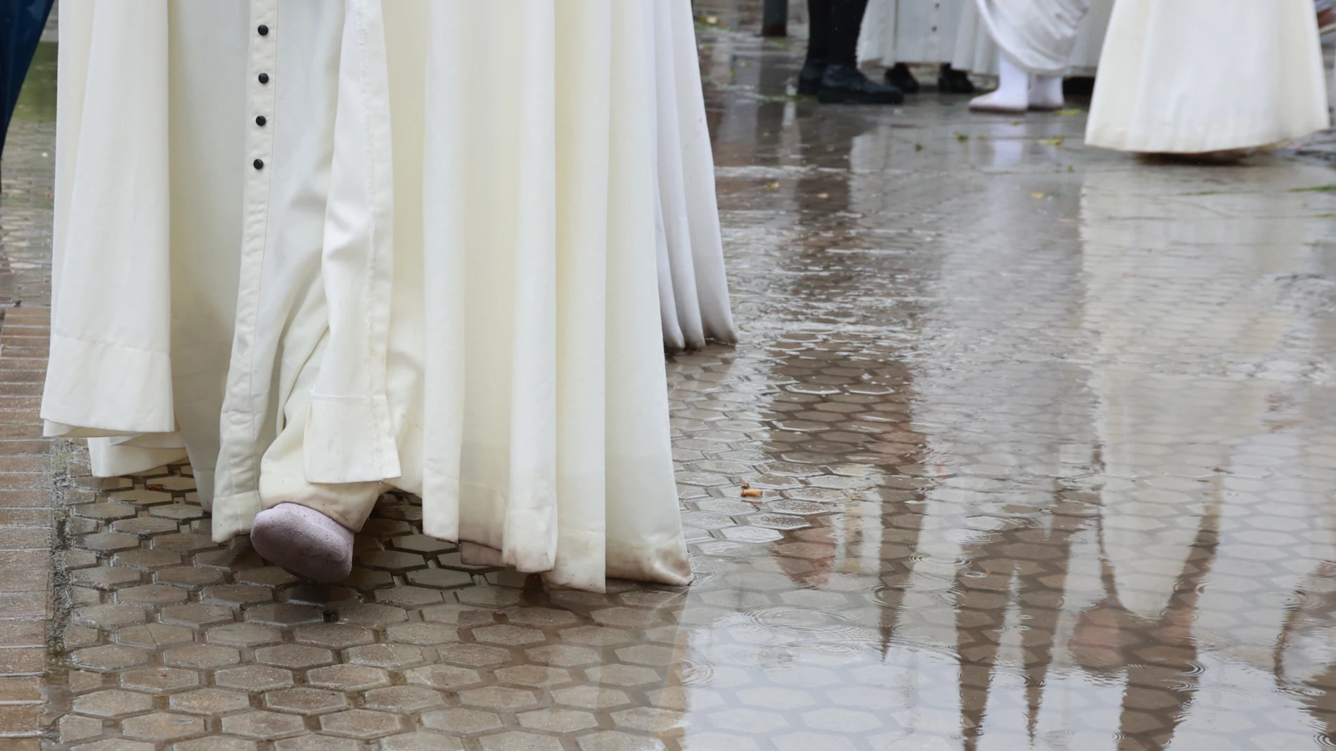 Nazarenos de la Hermandad del Cautivo de San Pablo salen de la Iglesia tras suspenderse por la lluvia su estación de penitencia en 2024