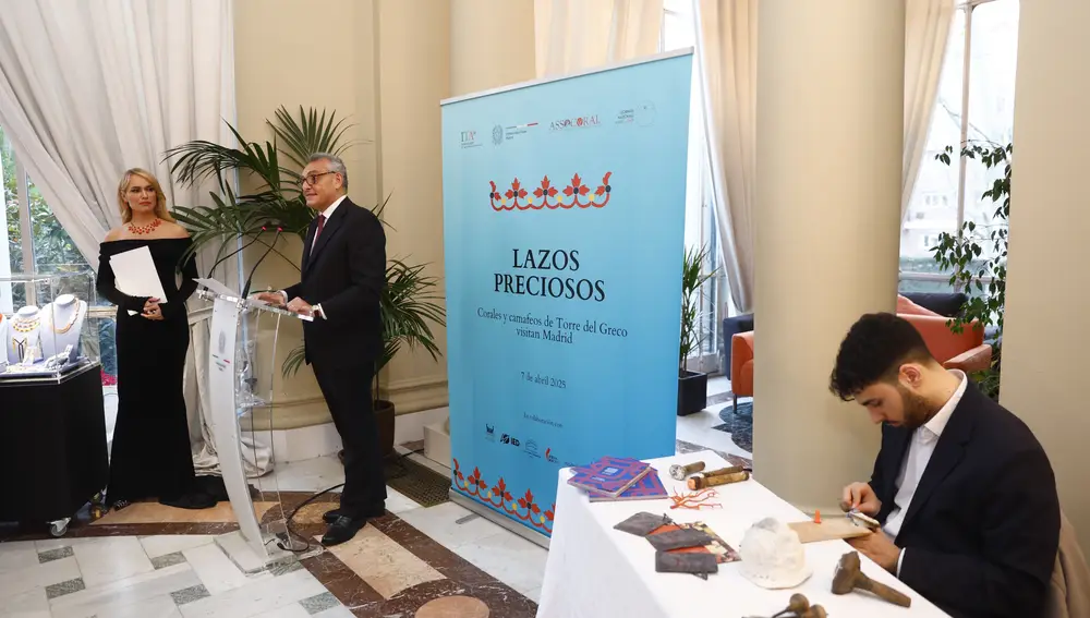 Desfile de joyas en la embajada de Italia en Madrid.