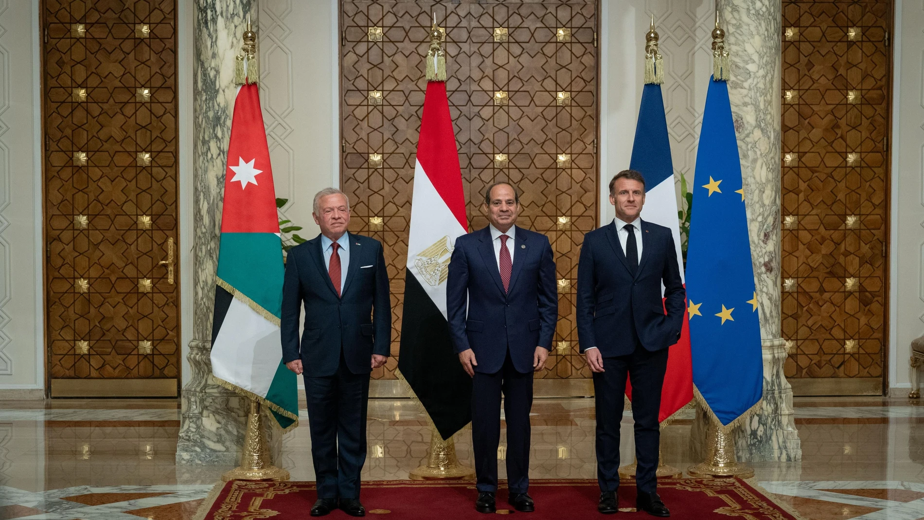 EL CAIRO (EGIPTO), 07/04/2025.- El rey jordano, Abdalá II (i); el presidente francés, Emmanuel Macron (d), y su homólogo egipcio, Abdelfatah al Sisi, posan en su reunión de este lunes en El Cairo, desde donde han pedido a la comunidad internacional que presione para que se restablezca el alto el fuego en la Franja de Gaza y se apliquen todas sus fases. EFE/Casa Real Jordana SOLO USO EDITORIAL/SOLO DISPONIBLE PARA ILUSTRAR LA NOTICIA QUE ACOMPAÑA (CRÉDITO OBLIGATORIO)