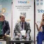 La periodista Sara Martín, que moderó el foro, junto al consejero Sanz Merino y el presidente de Fecylbus, Fernando García
