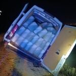 Furgoneta cargada con petacas de gasolina para narcolanchas