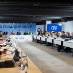El presidente del PP, Alberto Núñez Feijóo, se reúne con el sector afectado por los aranceles de EE.UU