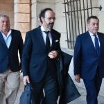 Los hermanos López Magdaleno junto a su abogado