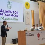 El presidente de la Diputación de Valladolid, Conrado Íscar, participa en la presentación, en Salón Gourmets del chef Miguel Ángel de la Cruz