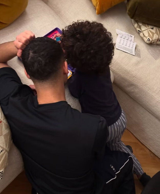 Achraf Hakimi con su hijo Amín en una foto hecha por Hiba Abouk