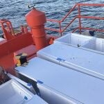 Salvamento Marítimo recupera más de 20 neveras y un contenedor a la deriva frente a las costas de Cádiz