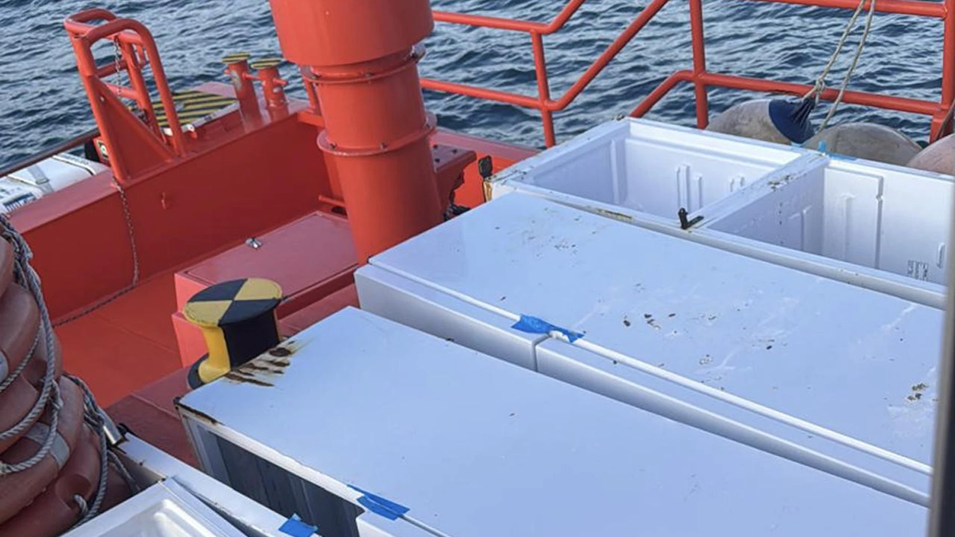 Salvamento Marítimo recupera más de 20 neveras y un contenedor a la deriva frente a las costas de Cádiz