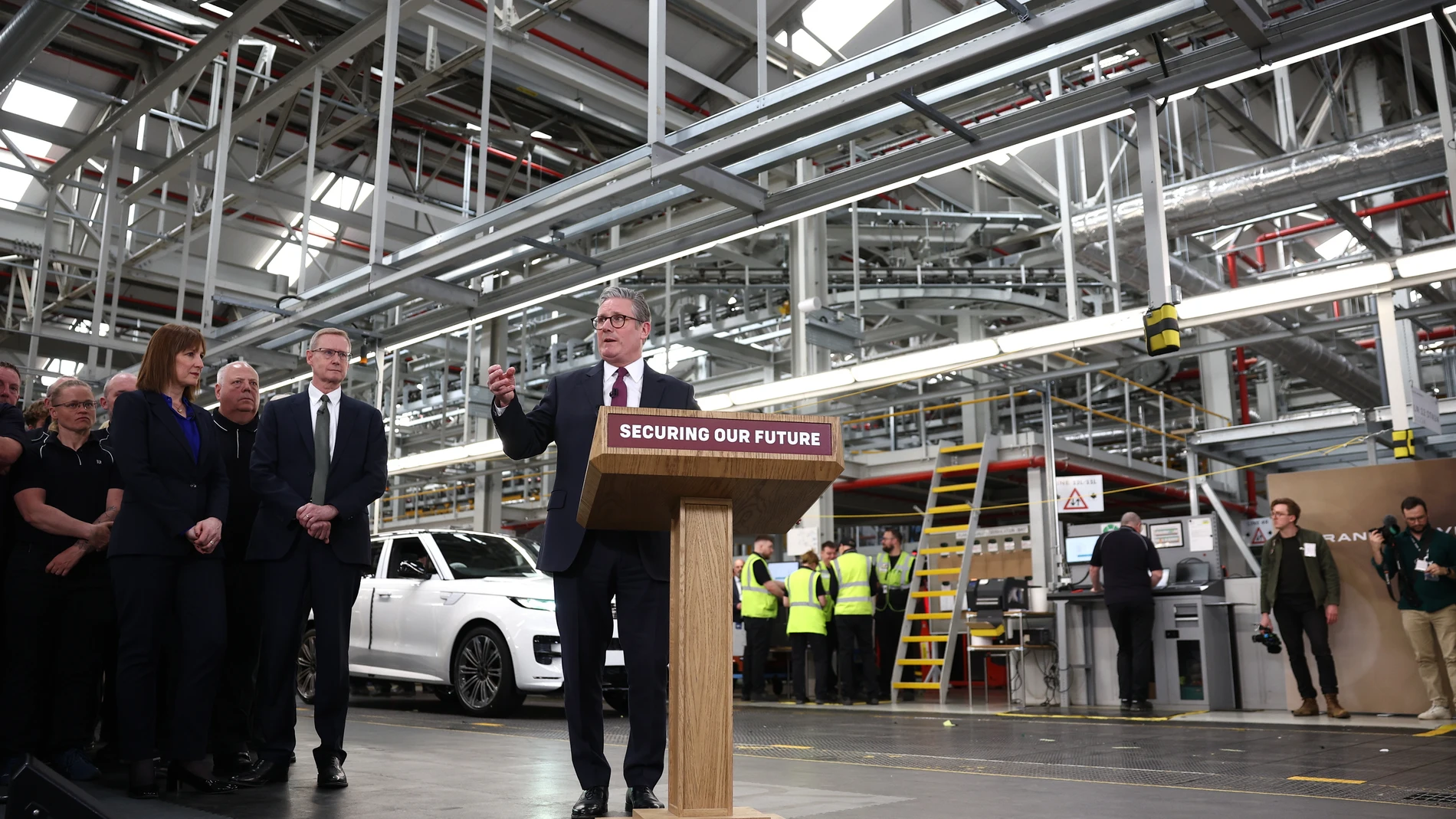 SOLIHULL (United Kingdom), 07/04/2025.- British Prime Minister Keir Starmer delivers a speech during his visit to the Jaguar Land Rover factory to show the government's support for the car industry, in Solihull, Britain, 07 April 2025. On 02 April, the US president announced a series of 'reciprocal tariffs' to be imposed on US trading partners, including a 25 percent levy on imported vehicles to the US. (Reino Unido) EFE/EPA/ADAM VAUGHAN / POOL