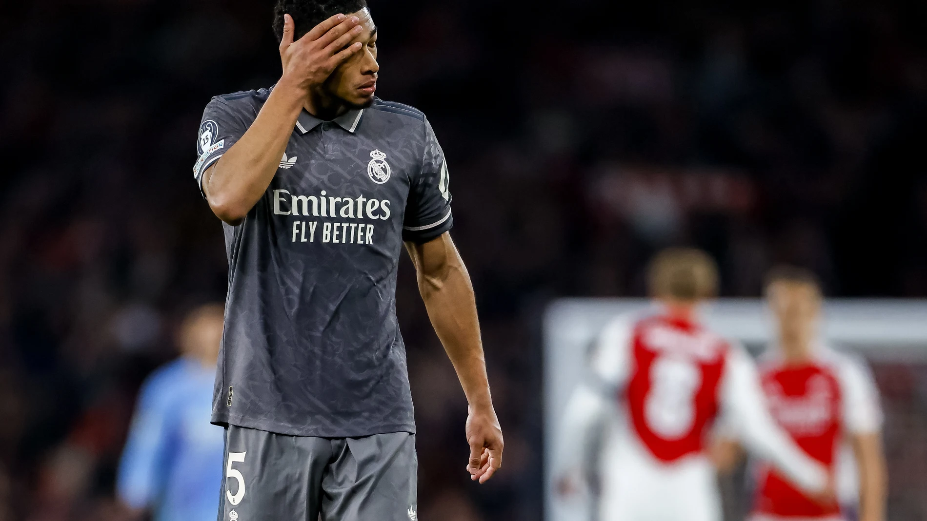 London (United Kingdom), 08/04/2025.- Jude Bellingham of Real Madrid wipes his face after losing the UEFA Champions League quarter-final 1st leg match between Arsenal FC and Real Madrid in London, Britain, 08 April 2025. (Liga de Campeones, Reino Unido, Londres) EFE/EPA/TOLGA AKMEN