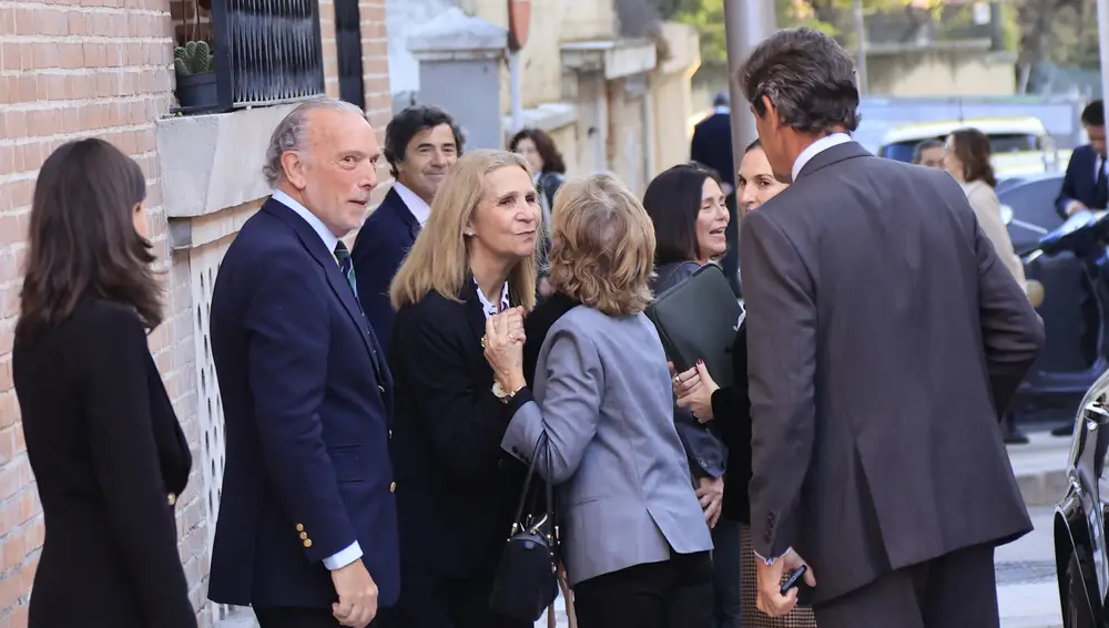La infanta Elena saludando a la familia de Paloma Eulate