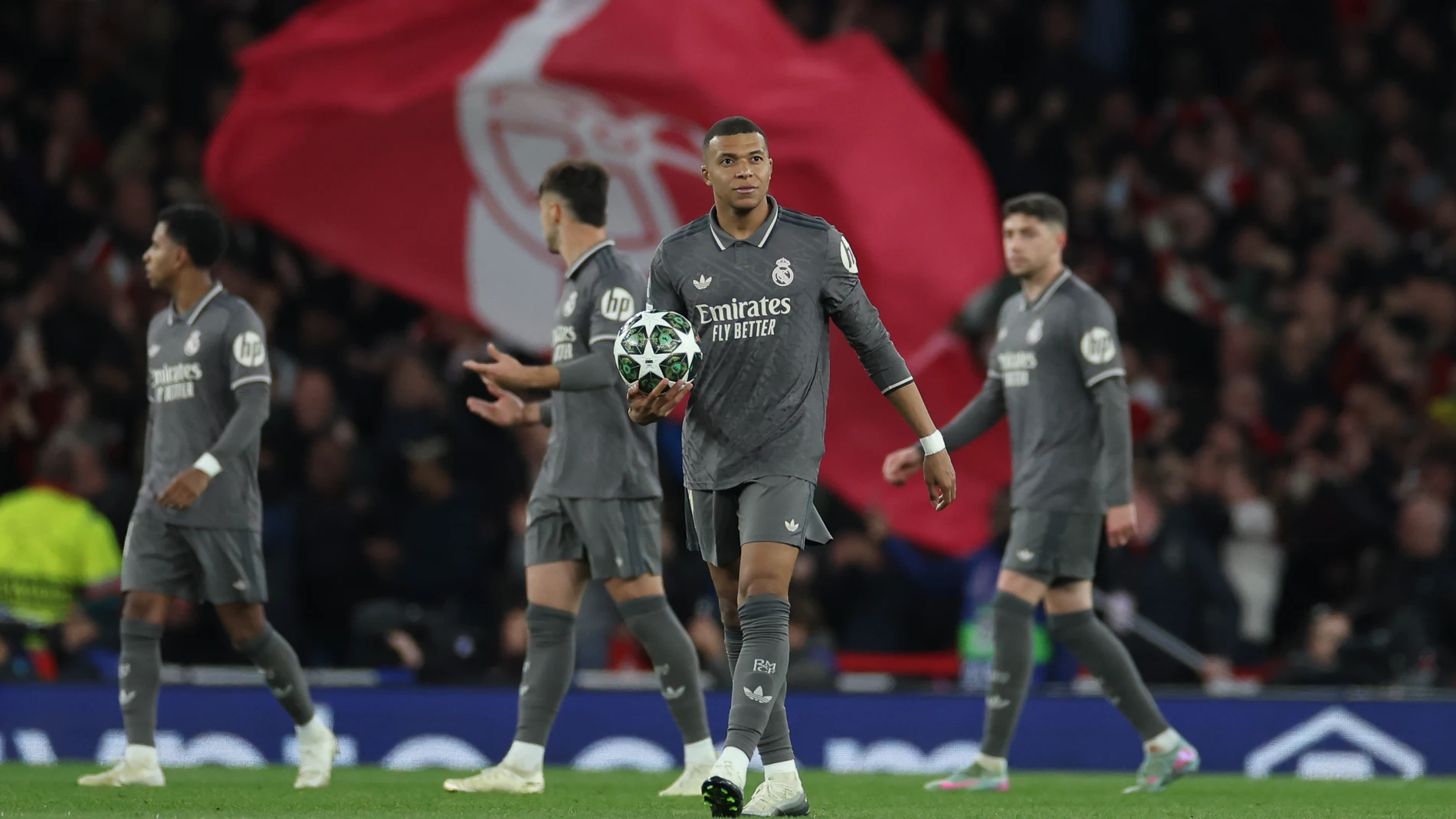 Kylian Mbappe of Real Madrid laments a goal scored by Declan Rice of Arsenal during the UEFA Champions League 2024/25 Quarter Final First Leg match between Arsenal FC and Real Madrid C.F. at Arsenal Stadium on April 08, 2025 in London, England. AFP7 08/04/2025 ONLY FOR USE IN SPAIN