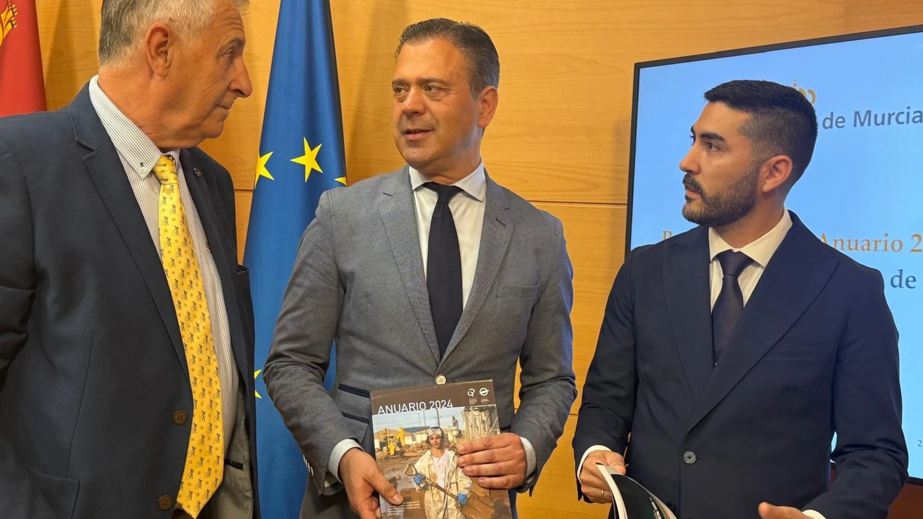 El consejero de Presidencia, Portavocía, Acción Exterior y Emergencias, Marcos Ortuño, junto al decano del Colegio, Miguel Massotti, y el director del anuario, Ángel Blasco