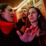 La eurodiputada Irene Montero (i), acompa&ntilde;ada por Ione Belarra (d) y Pablo Iglesias (c), a su llegada a la Taberna Garibaldi de Madrid, donde presenta su libro 'Algo habremos hecho'. 