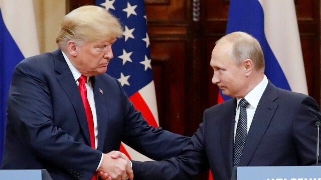 Fotografía de archivo fechada el 16 de julio de 2018 del presidente estadounidense, Donald J. Trump (i), y su homólogo ruso, Vladimir Putin (d), en una rueda de prensa conjunta celebrada en el Palacio Presidencial de Helsinki (Finlandia). Delegaciones de Estados Unidos y de Rusia mantendrán una reunión el próximo jueves en Estambul (Turquía) para negociar la restauración de algunas operaciones de sus embajadas