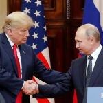 Fotografía de archivo fechada el 16 de julio de 2018 del presidente estadounidense, Donald J. Trump (i), y su homólogo ruso, Vladimir Putin (d), en una rueda de prensa conjunta celebrada en el Palacio Presidencial de Helsinki (Finlandia). Delegaciones de Estados Unidos y de Rusia mantendrán una reunión el próximo jueves en Estambul (Turquía) para negociar la restauración de algunas operaciones de sus embajadas