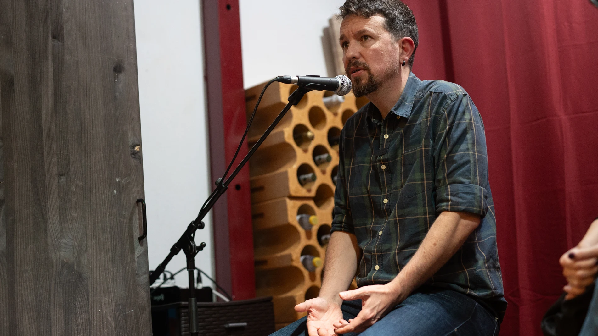 El exvicepresidente y exsecretario general de Podemos Pablo Iglesias, durante la presentación de su nuevo libro 'Enemigos íntimos', en la Taberna Garibaldi, a 8 de abril de 2025, en Madrid (España). El libro editado por Navona está basado en las reflexiones de Pablo Iglesias sobre figuras clave de la política. 08 ABRIL 2025;EXMINISTRO;PABLO IGLESIAS;PRESENTACIÓN;LIBRO;POLÍTICA;REFLEXIONES;CULTURA; Alejandro Martínez Vélez / Europa Press 08/04/2025