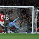 Courtois no puede detener el lanzamiento de falta de Rice en la acción del segundo gol de Arsenal