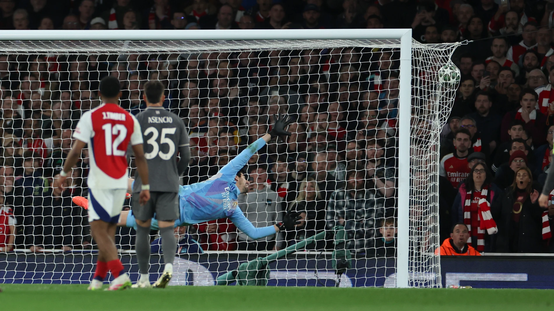 Declan Rice of Arsenal scores the second goal during the UEFA Champions League 2024/25 Quarter Final First Leg match between Arsenal FC and Real Madrid C.F. at Arsenal Stadium on April 08, 2025 in London, England.AFP7 08/04/2025 ONLY FOR USE IN SPAIN