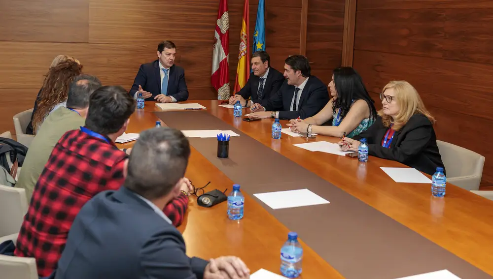 Reunión de Mañueco, Suárez-Quiñones y Fernández Carriedo con los sindicatos de León