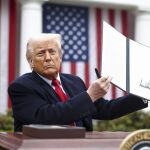 EEUU/China.- EEUU confirma que los aranceles a China se elevarán al 104% esta noche al no lograr forzar la mano a Xi