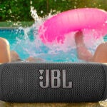 Este altavoz JBL es una gran recomendación por su sonido premium, resistencia al agua y 12 horas de batería
