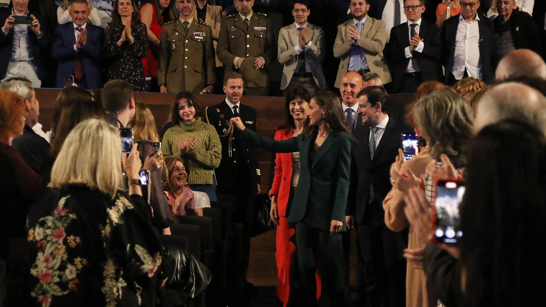 La Reina junto a Fernández Mañueco saluda a los asistentes al acto celebrado en León