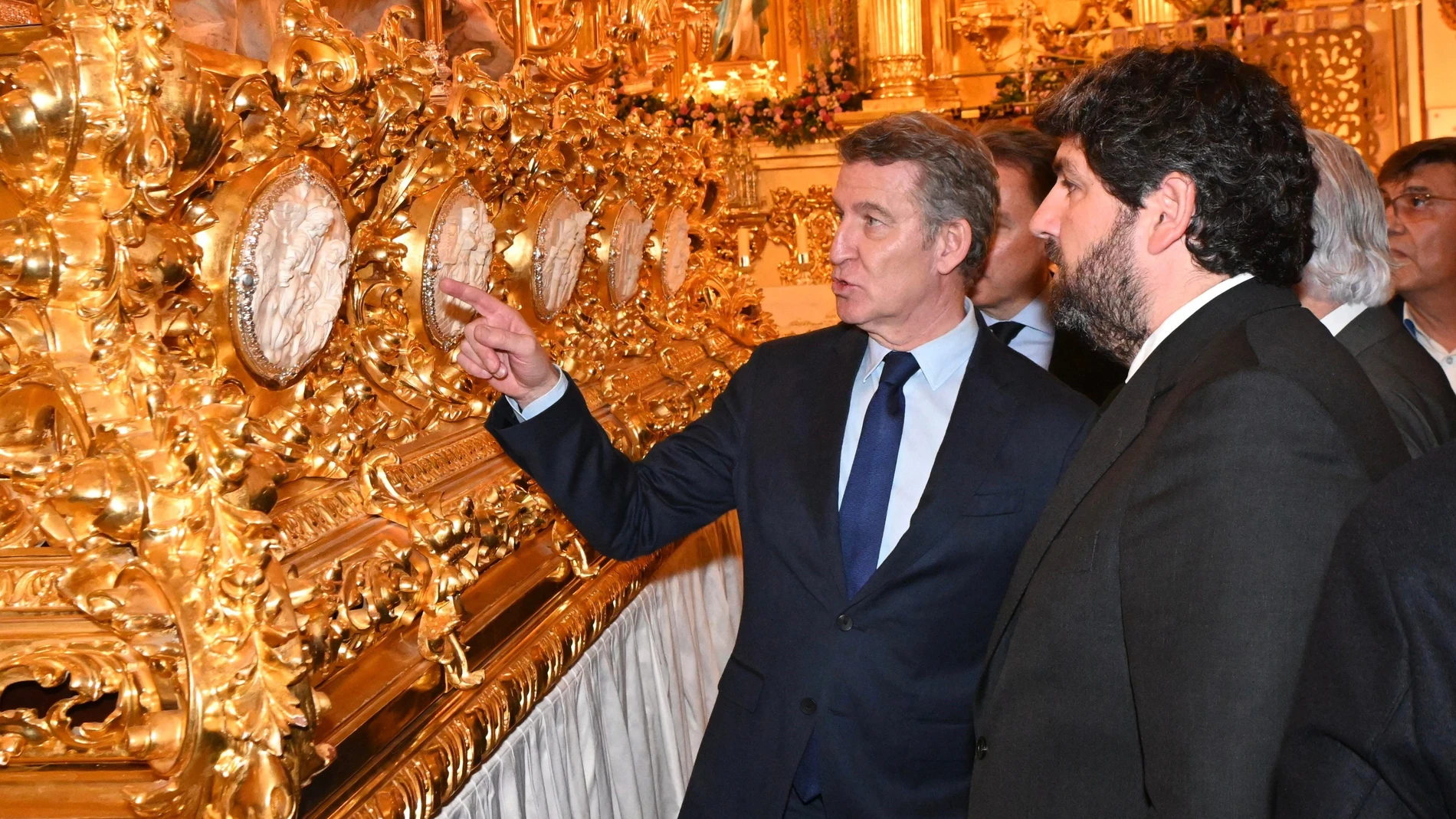 El líder del PP, Alberto Núñez Feijóo, junto a López Miras en Lorca Sebastián Hipperdinger / Europa Press 11/04/2025