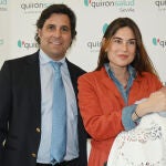 Fran Rivera y Lourdes Montes con su bebé recién nacido