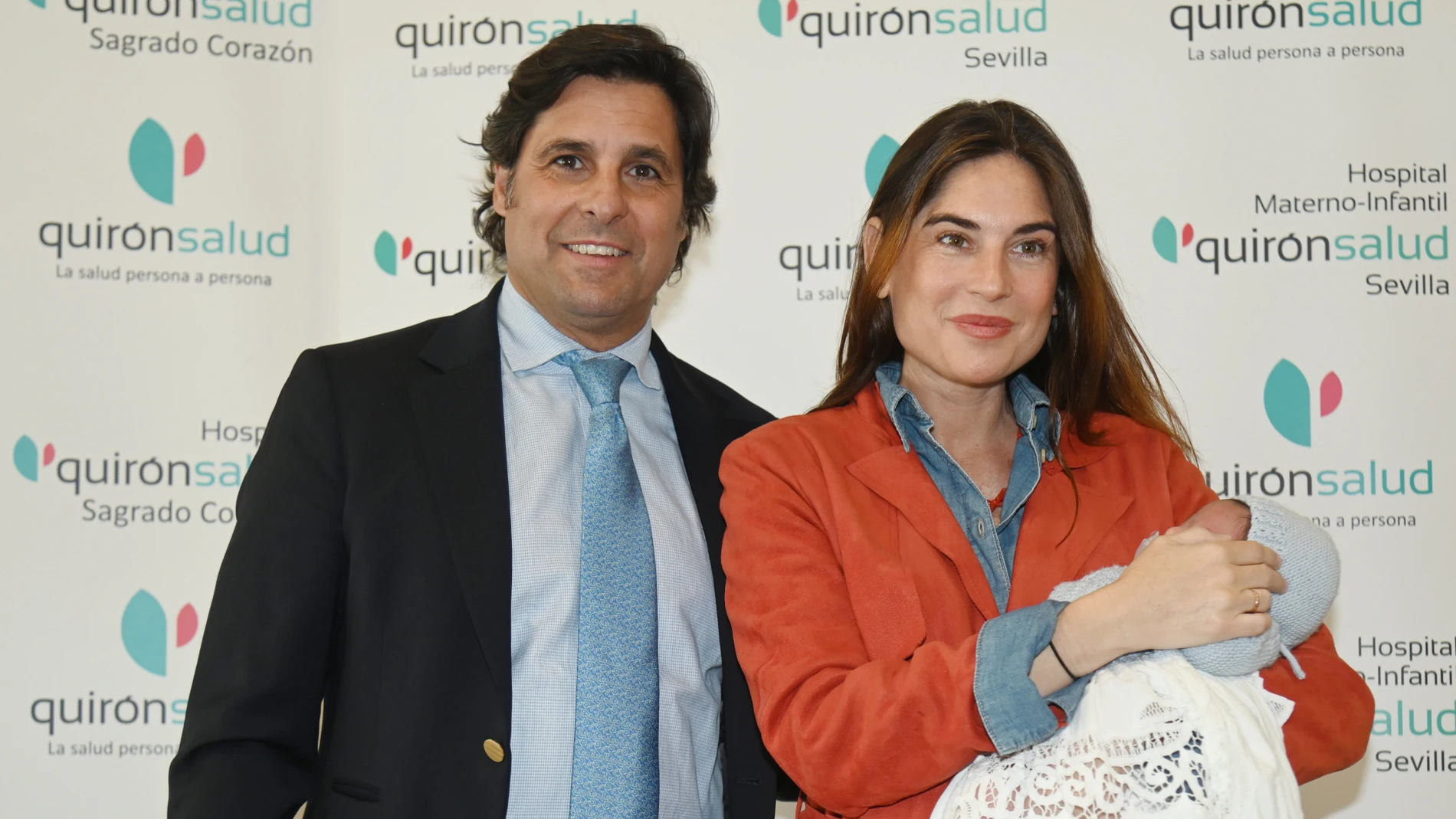 Fran Rivera y Lourdes Montes con su bebé recién nacido