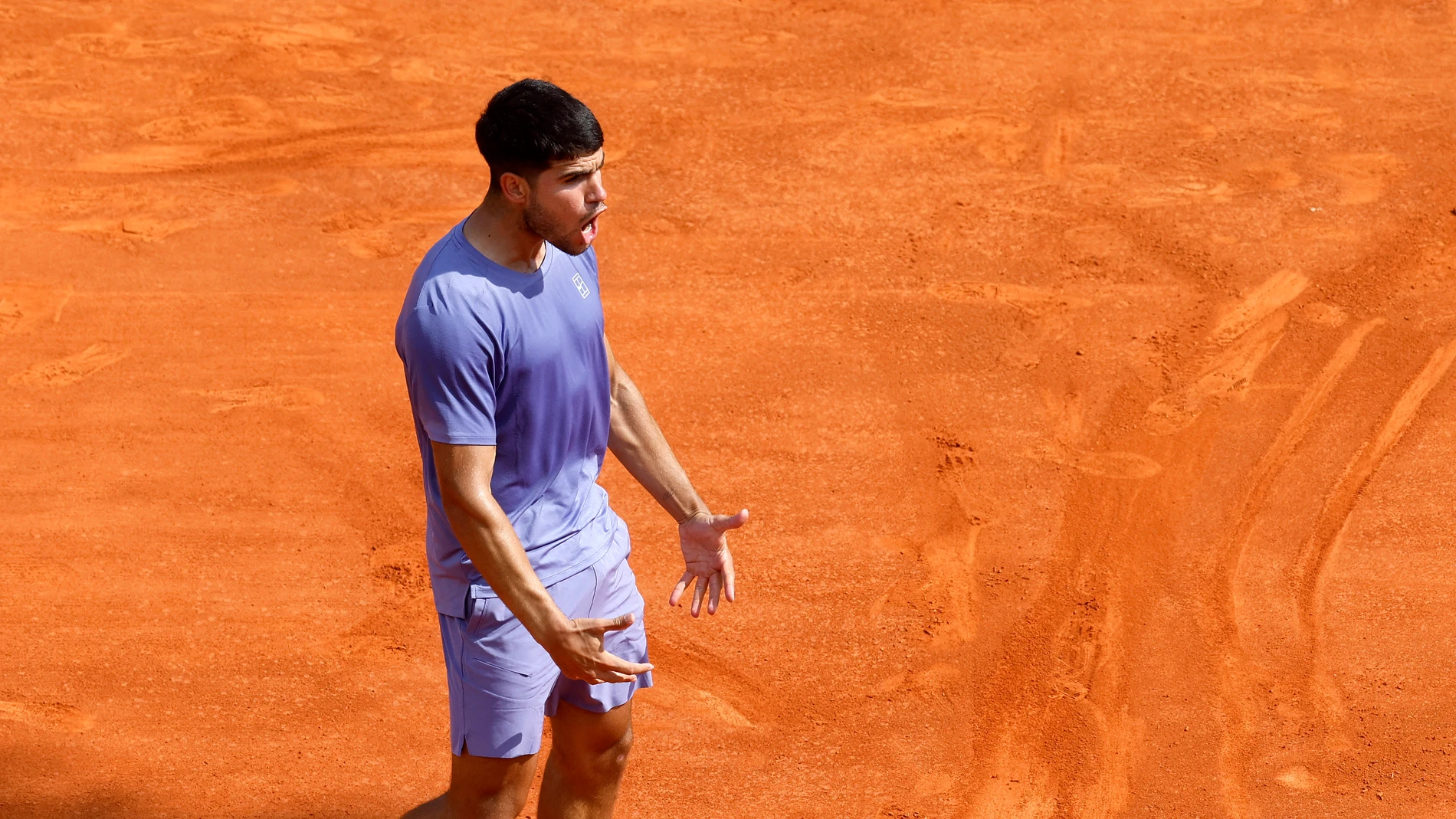 ROQUEBRUNE CAP MARTIN (France), 11/04/2025.- Carlos Alcaraz of Spain celebrates after winning his quarterfinal match against Arthur Fils of France at the ATP Monte Carlo Masters tennis tournament in Roquebrune Cap Martin, France, 11 April 2025. (Tenis, Francia, España) EFE/EPA/SEBASTIEN NOGIER