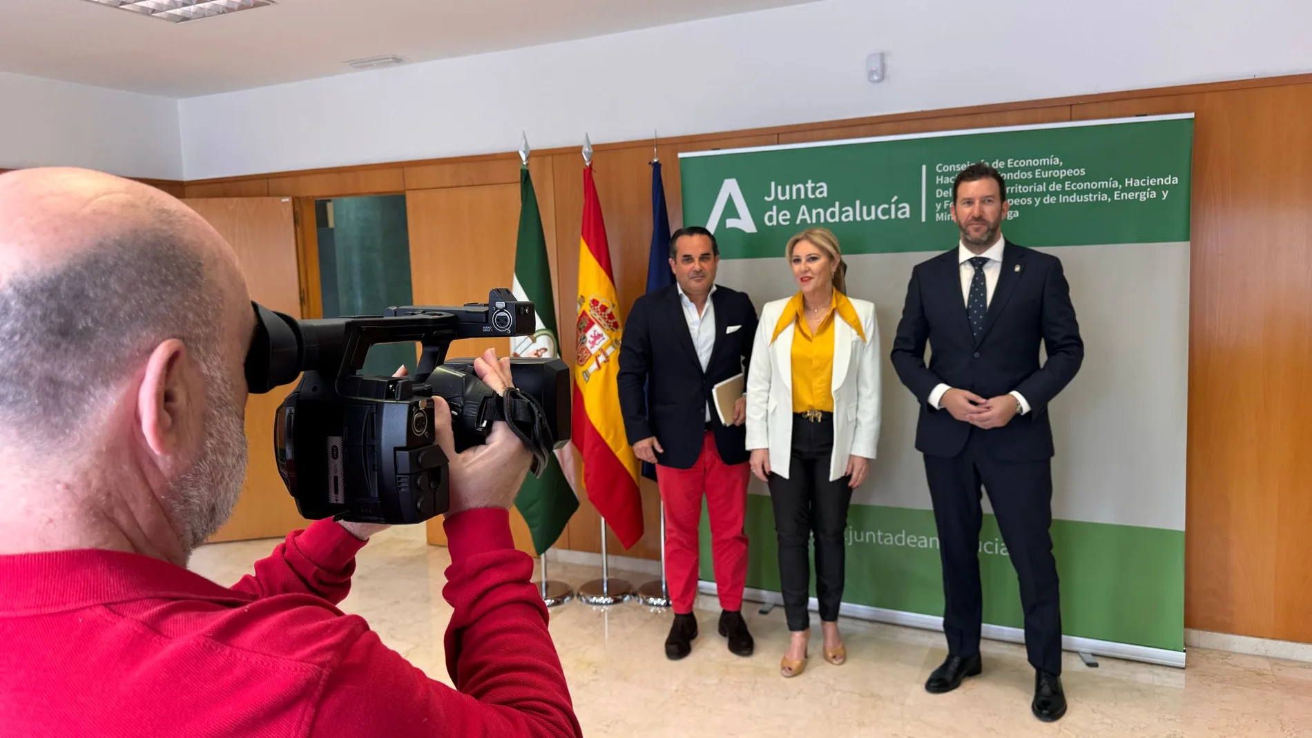 Javier Romero, Carolina España y Antonio García Acedo, hoy durante la presentación de los proyectos empresariales que se instalarán en el municipio de Humilladero