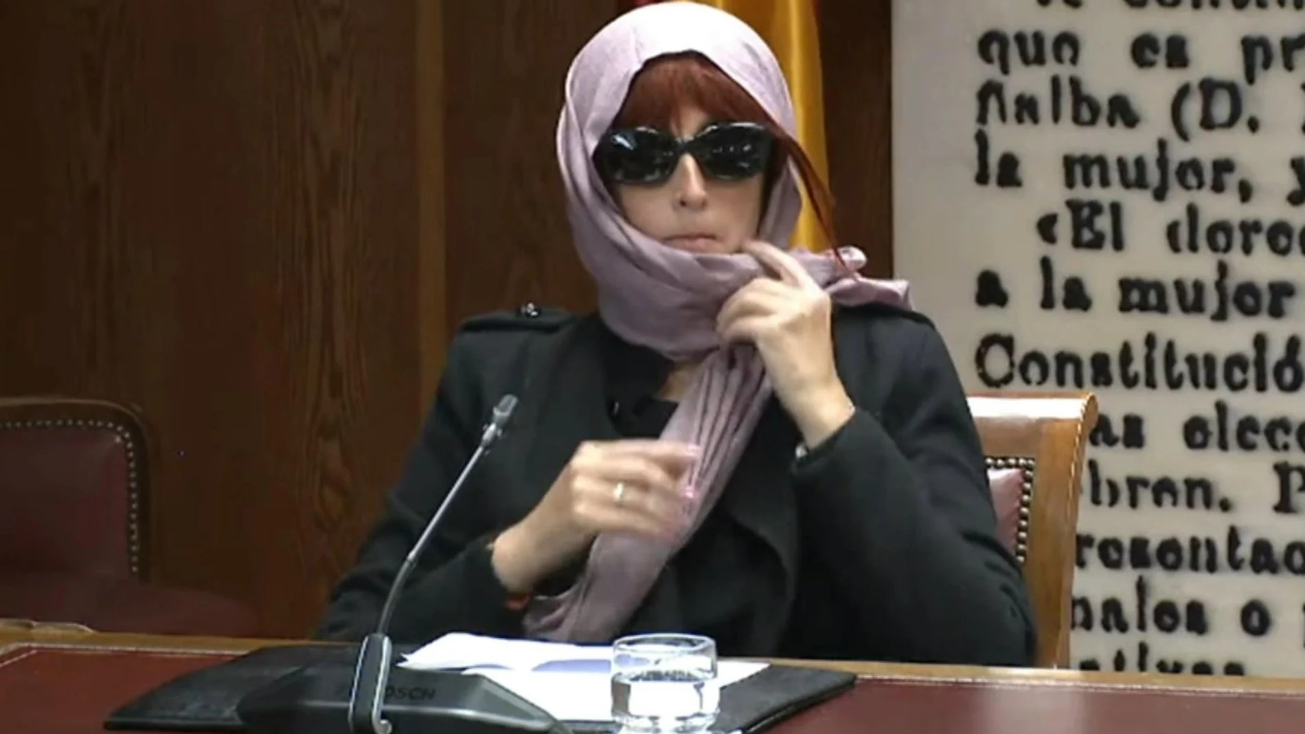 Captura tomada de la señal institucional del Senado de Patricia Úriz, expareja de Koldo García, mientras comparece este jueves ante la comisión de investigación del Senado. Úriz, que ha rehusado declarar, ha comparecido con un velo sobre su rostro, algo que le ha permitido el presidente del órgano, Eloy Suárez, tras un receso para consultar a la letrada.