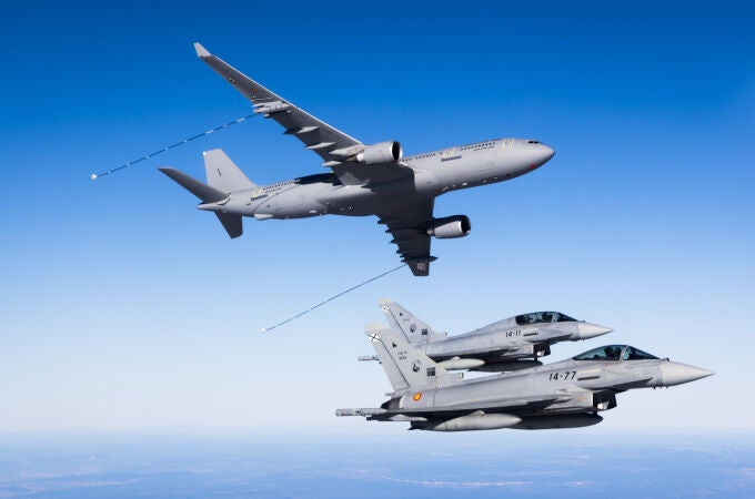 El nuevo avión de reabastecimiento A330-MRTT junto a dos cazas Eurofighter El nuevo avión de reabastecimiento A330-MRTT junto a dos cazas Eurofighter