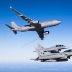 El nuevo avión de reabastecimiento A330-MRTT junto a dos cazas Eurofighter El nuevo avión de reabastecimiento A330-MRTT junto a dos cazas Eurofighter