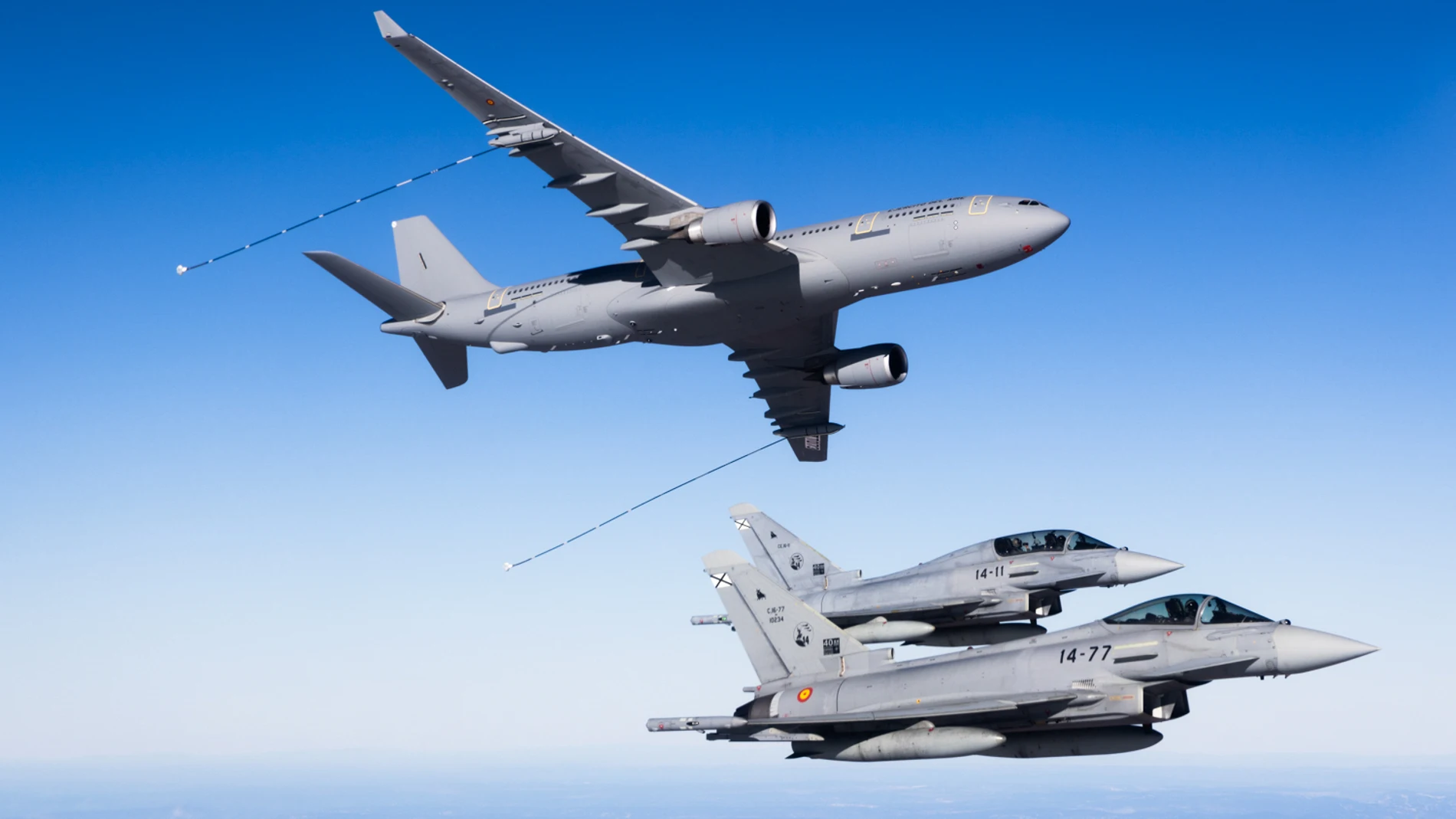 El nuevo avión de reabastecimiento A330-MRTT junto a dos cazas Eurofighter