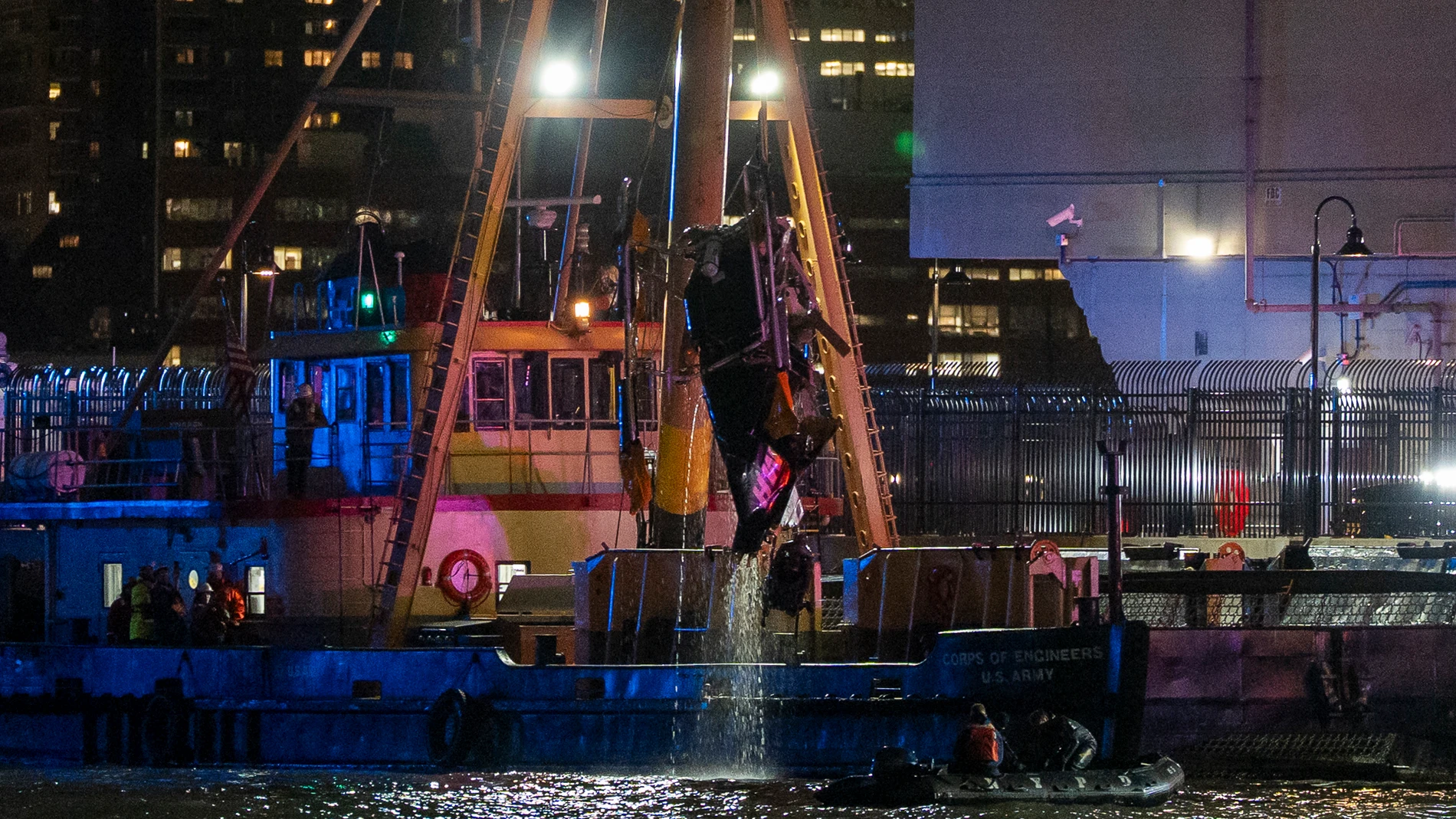 AME8067. NUEVA YORK (ESTADOS UNIDOS), 10/04/2025.- Organismos de emergencia retiran del agua los restos de un helicóptero accidentado este jueves, en el Río Hudson en Nueva York (Estados Unidos). Cinco españoles murieron al estrellarse un helicóptero en las aguas del río Hudson, según confirmó el alcalde de la ciudad, Eric Adams. Se trata de dos adultos y tres niños, al parecer de una misma familia, además del piloto. EFE/ Angel Colmenares