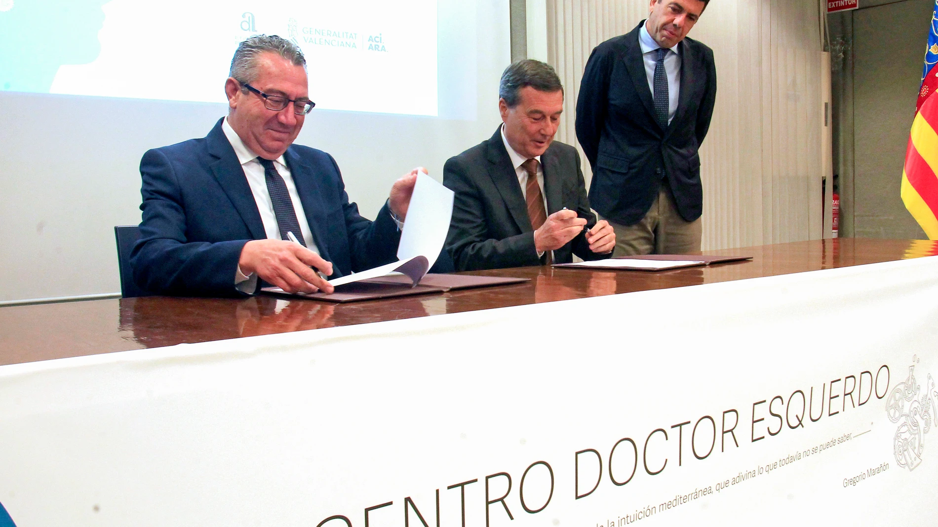 GRAFCVA7123. SAN JUAN (ALICANTE), 11/04/2025.-o El president de la Generalitat, Carlos Mazón el conseller de Sanidad, Marciano Gómez (c), y el presidente de la Diputación de Alicante, Toni Pérez (i), durante el acto de la firma del convenio marco de colaboración entre la Generalitat y la Diputación de Alicante para la atención sanitaria integral en materia de salud mental y de pacientes crónicos y de larga estancia. EFE/Morel