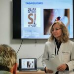 La jefa de Neumología, Dra. Nuria Reyes, durante una sesión celebrada con pacientes cardiovasculares