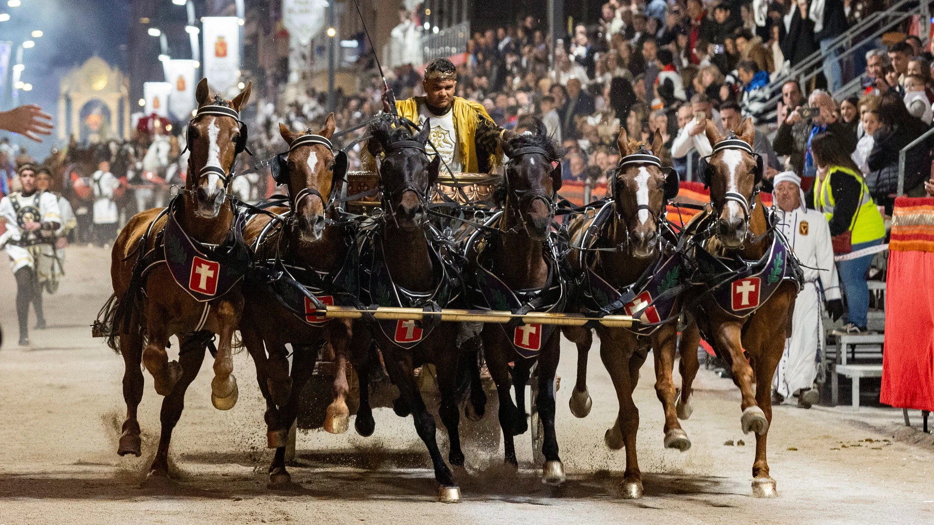LORCA (MURCIA), 11/04/2025.- Una cuadriga durante la carrera de la procesión del Viernes de Dolores de la Semana Santa de Lorca (Murcia). EFE/ Marcial Guillén
