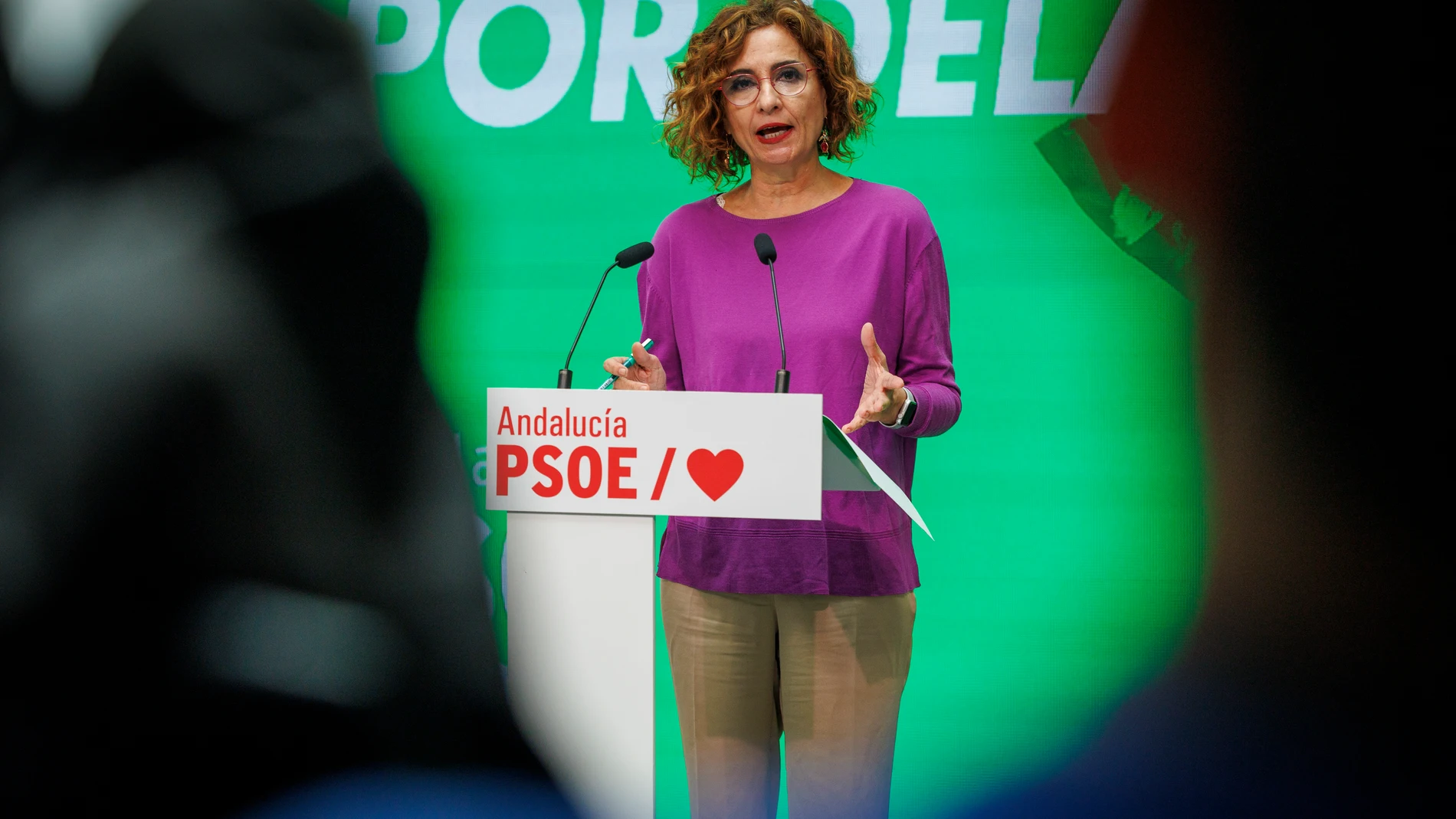 SEVILLA, 11/04/2025.- La secretaria general de PSOE de Andalucía y vicepresidenta primera del Gobierno, María Jesús Montero, interviene tras el primer encuentro con el secretario general de UGT Andalucía, Oskar Martín, desde que ambos fueran elegidos en los últimos congresos de sus respectivas organizaciones y que tiene lugar este viernes en la sede regional del partido socialista en Sevilla. EFE/ Julio Muñoz