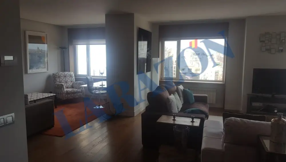 Salón del piso en el que vivió Jesica Rodríguez, expareja de Ábalos, en Plaza de España
