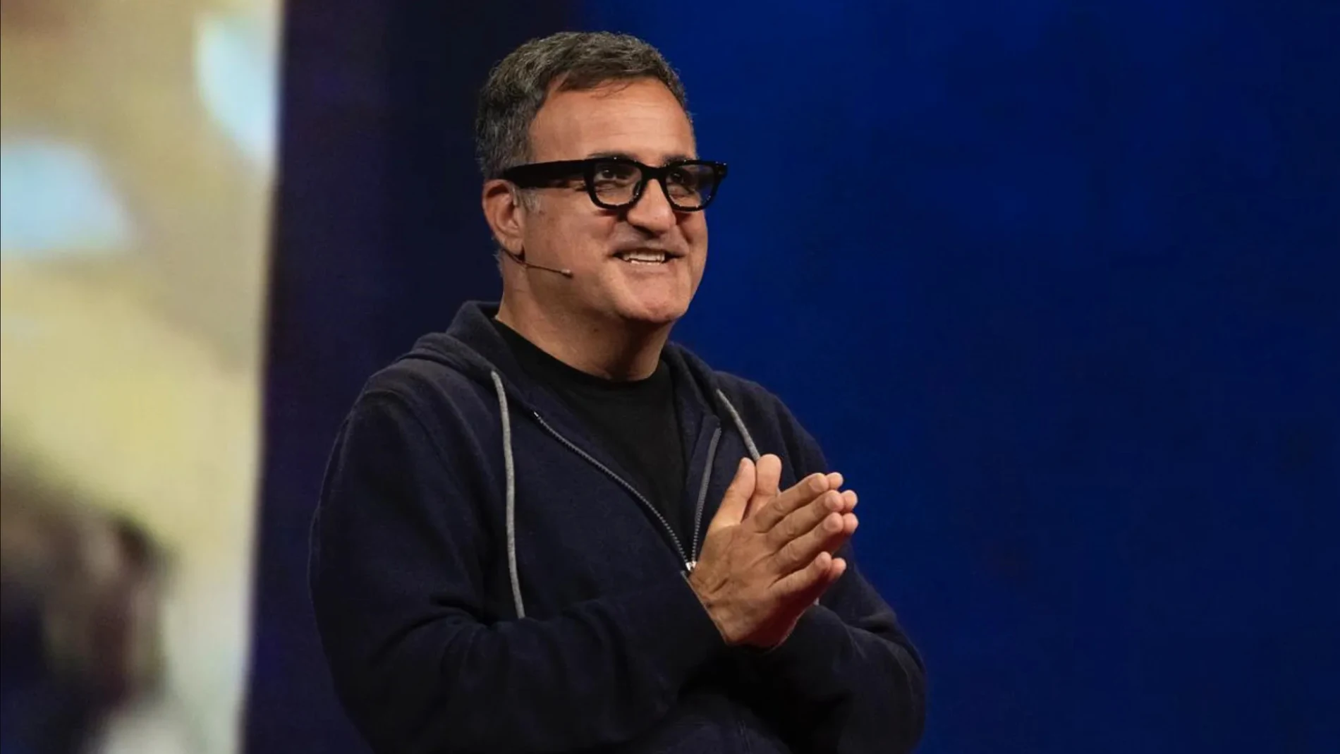 Shahram Izadi, principal responsable del área de Android XR en Google, con un prototipo de las primeras gafas de la compañía