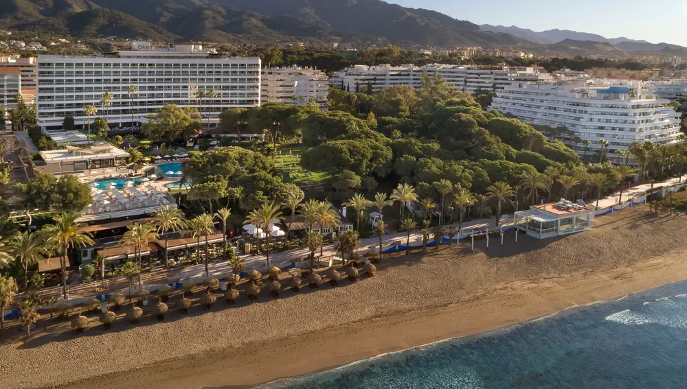 Está situado en primera línea de playa, y al lado de otros lugares emblemáticos