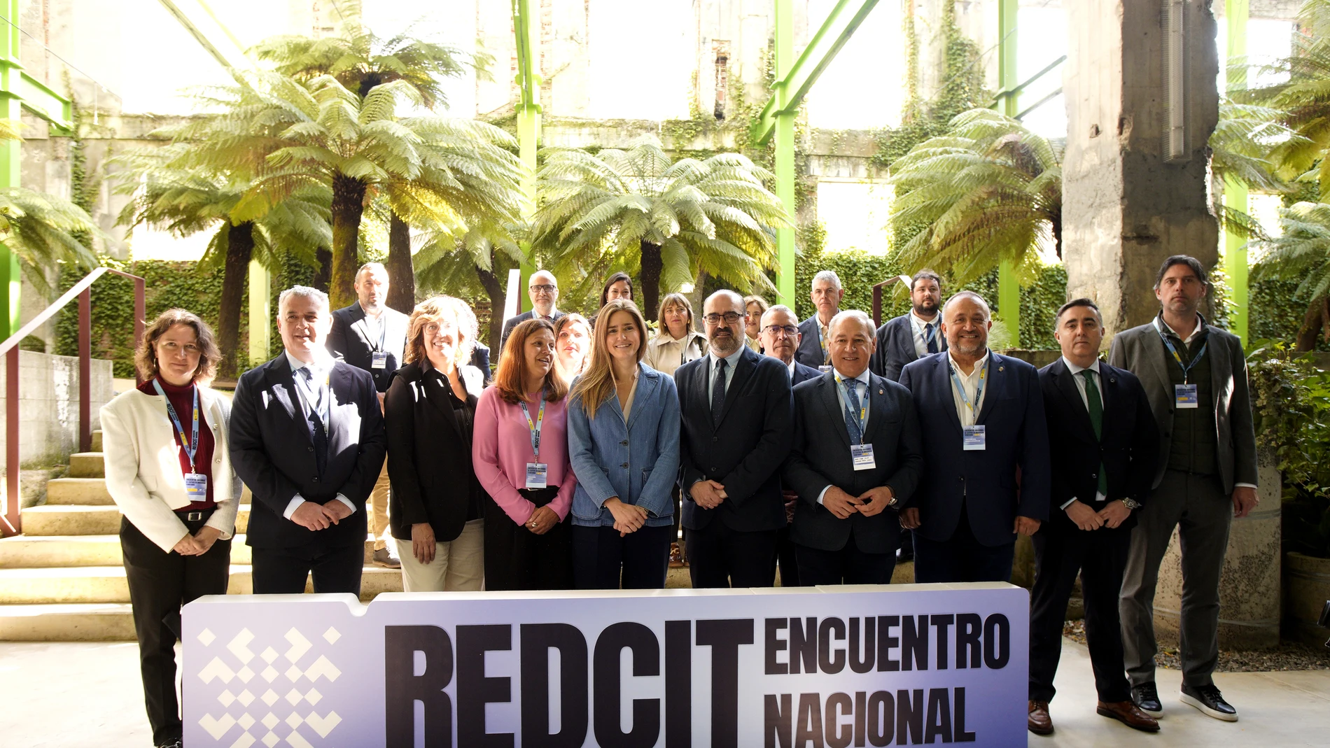 La ministra Sara Aagesen junto al alcalde de Ponferrada, Marco Morala, y el resto de los representantes de las entidades locales